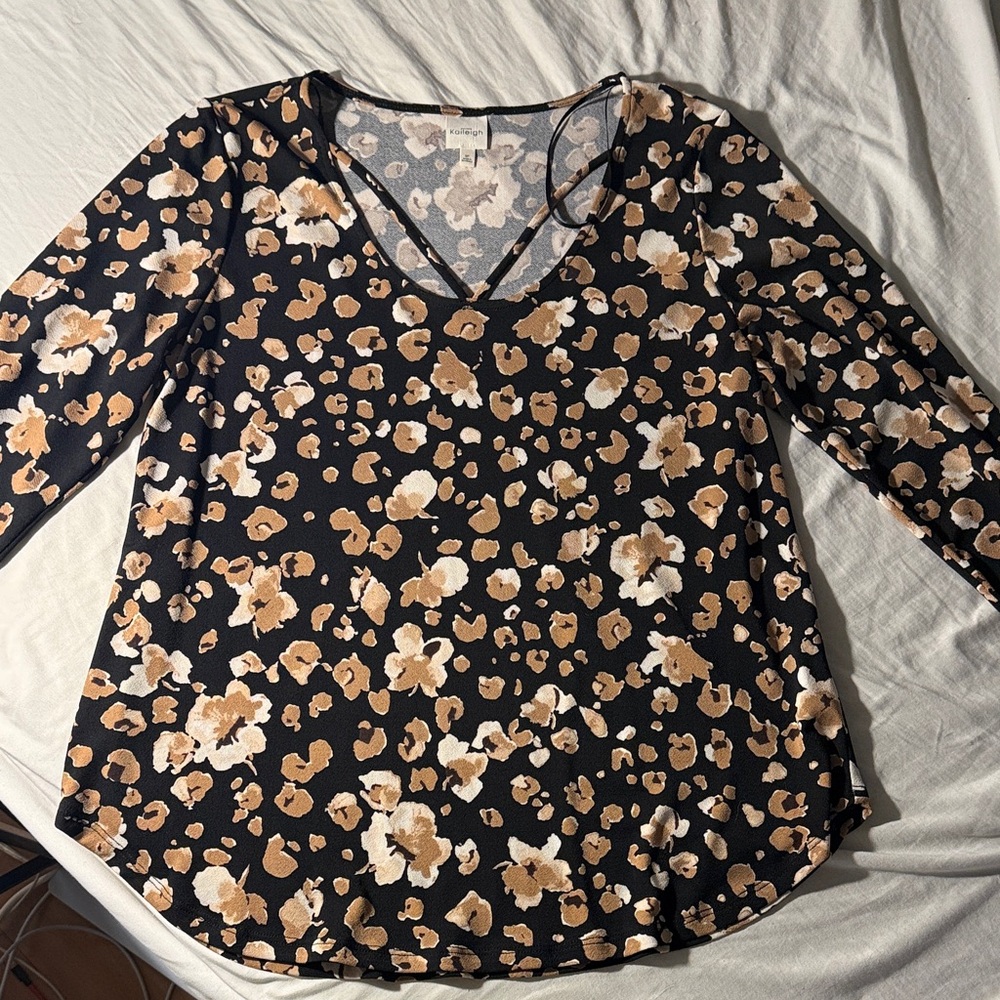 Kaileigh Black 3/4 Sleeve V-Neck Top with Tan and Cream Floral Spots